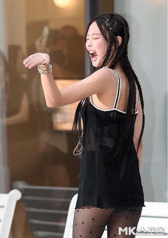 Jennie (BlackPink) diện váy quá ngắn-1