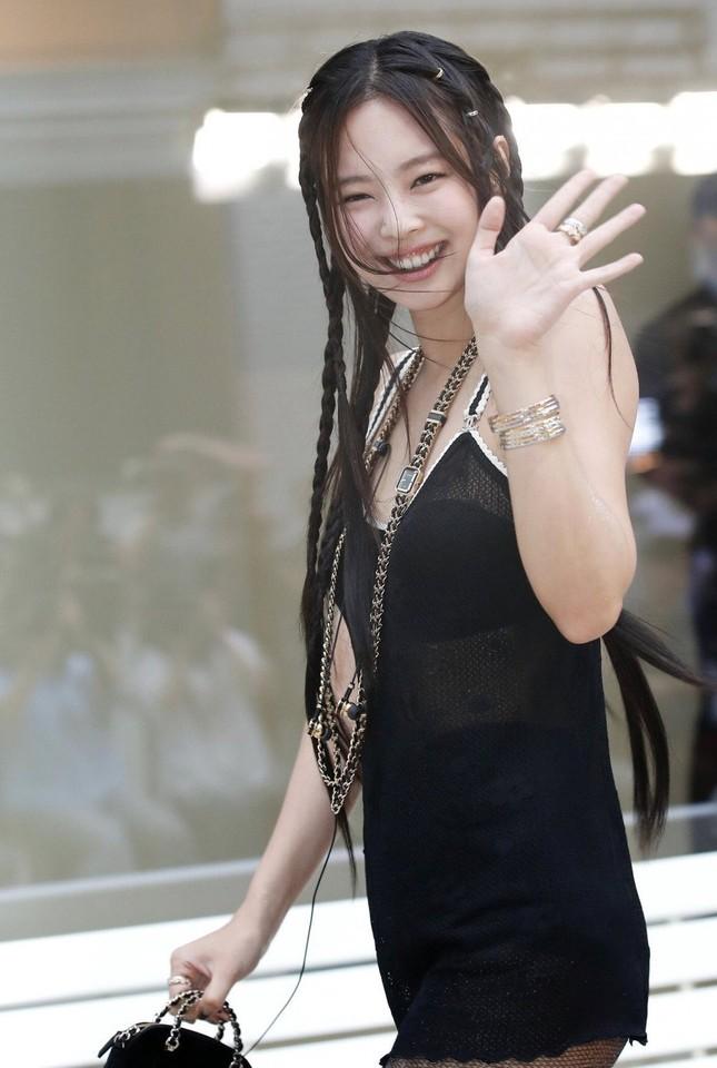Jennie (BlackPink) diện váy quá ngắn-2