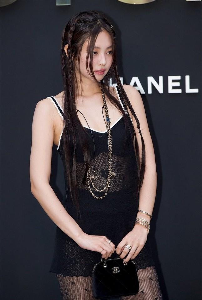 Jennie (BlackPink) diện váy quá ngắn-3