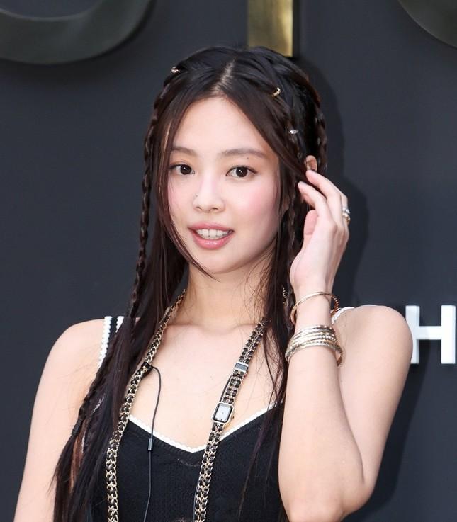 Jennie (BlackPink) diện váy quá ngắn-4