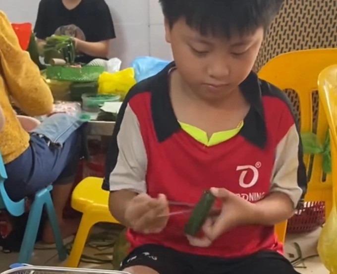 Hai thái cực đối lập của búp măng non nghỉ hè: Bé quậy từ nhà ra tới vườn, bé gây bão nhờ thành thạo việc nhà-1