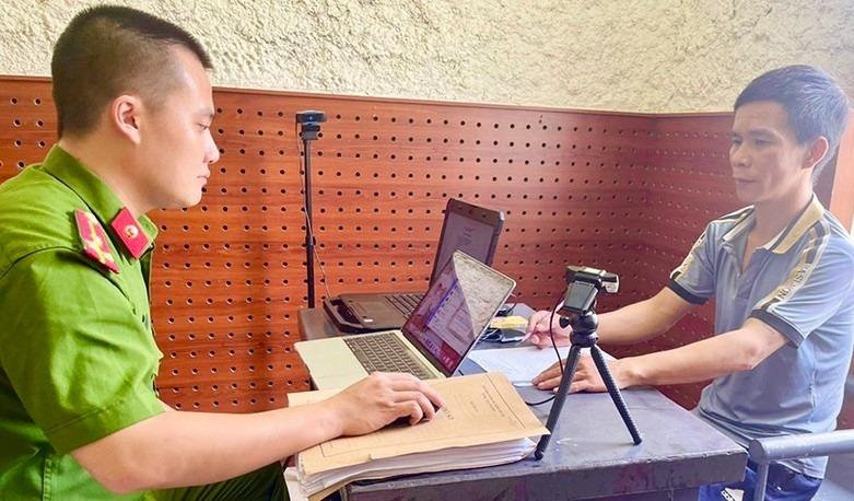 Bắt đối tượng lắp camera trong nhà nghỉ, quay lén cảnh nhạy cảm để tống tiền-1