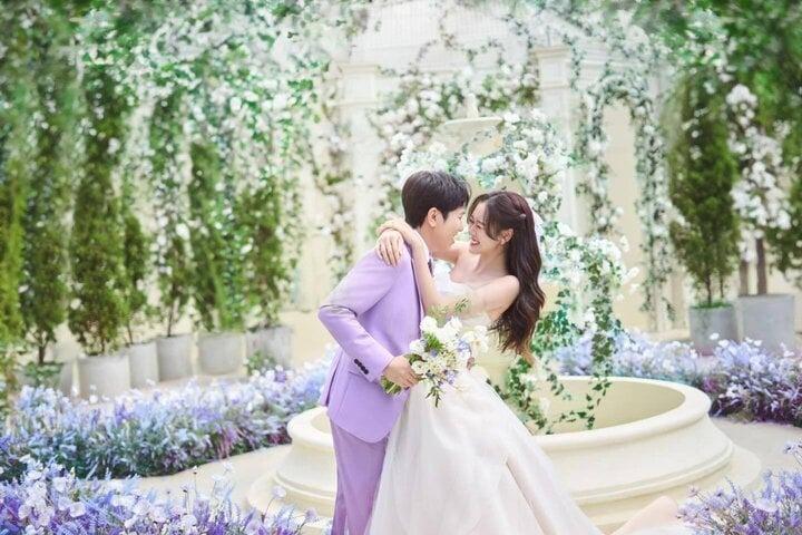 Loạt ảnh cưới ngọt ngào của diễn viên Anh Đức và bạn gái kém 12 tuổi-8