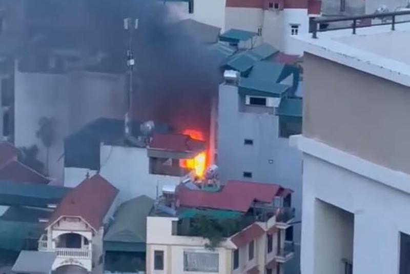Cháy nhà 5 tầng trong ngõ nhỏ ở Hà Nội-2