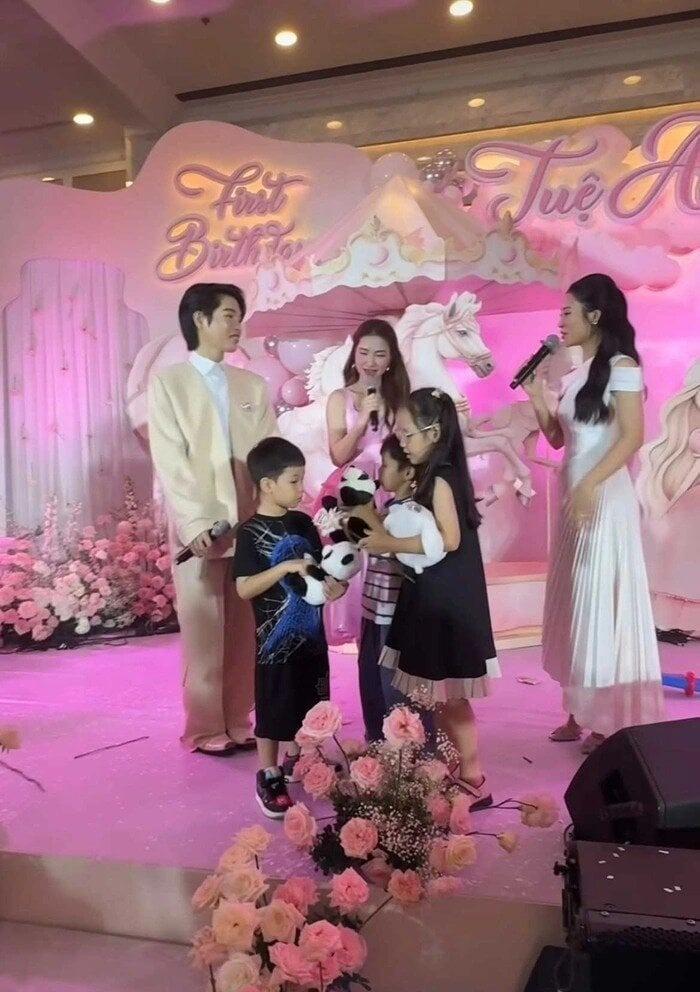 Hoa hậu Đỗ Mỹ Linh và chồng thiếu gia hé lộ hình ảnh con gái đầu lòng-3