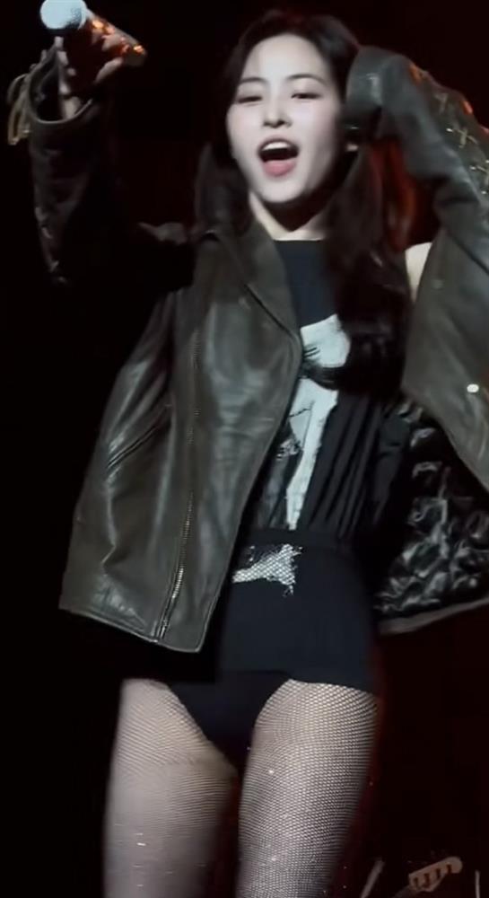 Nữ ca sĩ mặc quần như nội y trên sân khấu-2