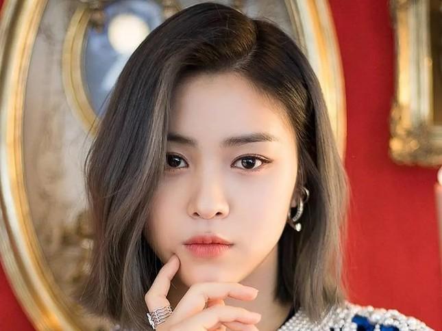 Nữ ca sĩ mặc quần như nội y trên sân khấu-3