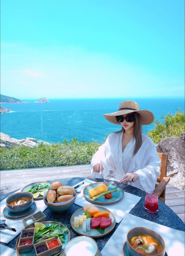 Cựu hot girl Hà thành: Ở nhà 100 tỷ, được chồng cho 24 tỷ tiêu vặt, U40 diện đồ bơi hàng hiệu tôn dáng như búp bê sống-2