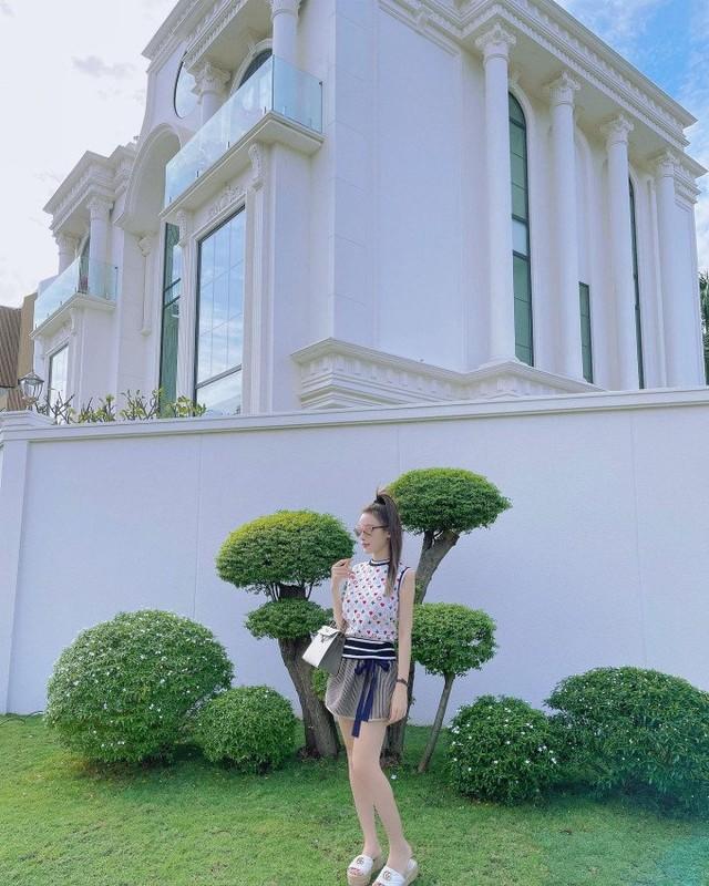 Cựu hot girl Hà thành: Ở nhà 100 tỷ, được chồng cho 24 tỷ tiêu vặt, U40 diện đồ bơi hàng hiệu tôn dáng như búp bê sống-3