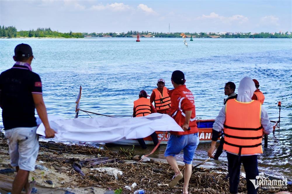 Tìm thấy thi thể người cha trong vụ ôm con gái 1 tuổi nhảy cầu ở Quảng Nam-1