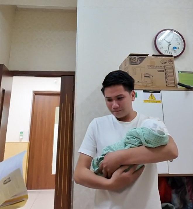 Vợ bầu bất ngờ lâm trọng bệnh, chồng kề bên 15 tiếng/ngày: 90 ngày tạo nên điều kỳ diệu-10