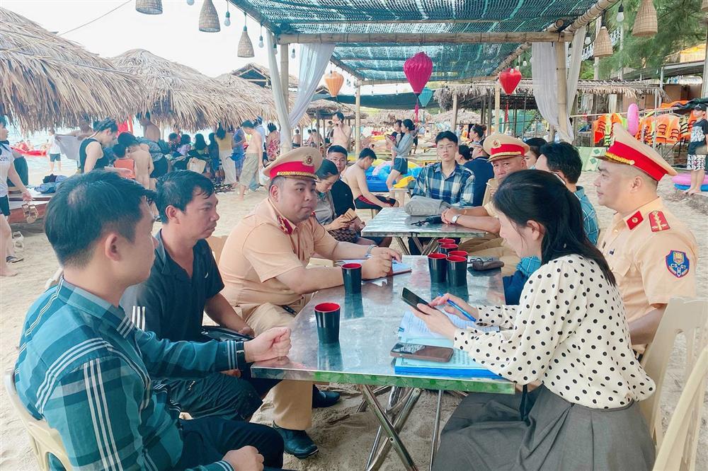 Mô tô nước phát nổ hất văng người điều khiển, nhiều du khách hoảng hốt ở biển Cô Tô-2