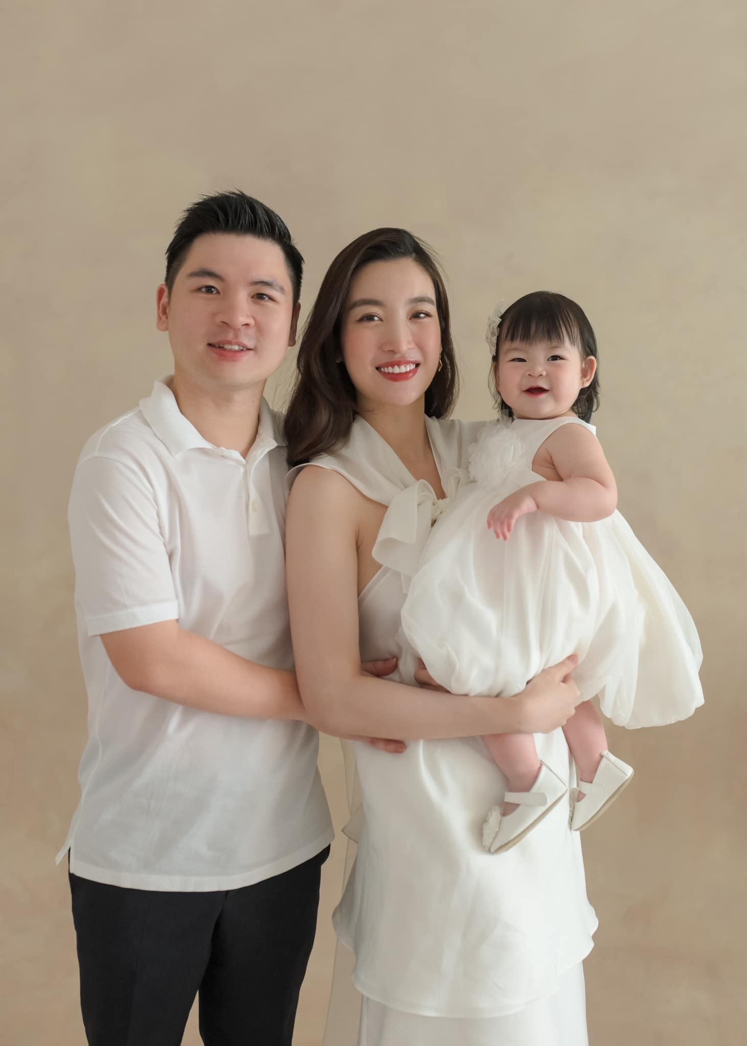 CEO ngân hàng, anh chồng Hoa hậu Đỗ Mỹ Linh khoe ảnh cặp song sinh đáng yêu-4