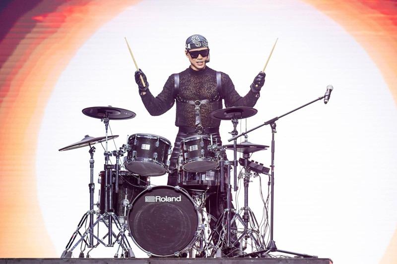 Anh trai Phan Đinh Tùng tuổi 49: Body như lực sĩ, hạnh phúc bên vợ kém 12 tuổi-9