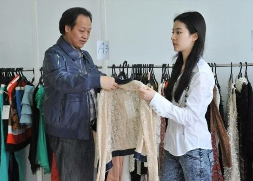 Lưu Diệc Phi đi chơi với bố nuôi Trần Phi Kim, chỉ với hành động này mà đã gây bão khắp cõi mạng-4