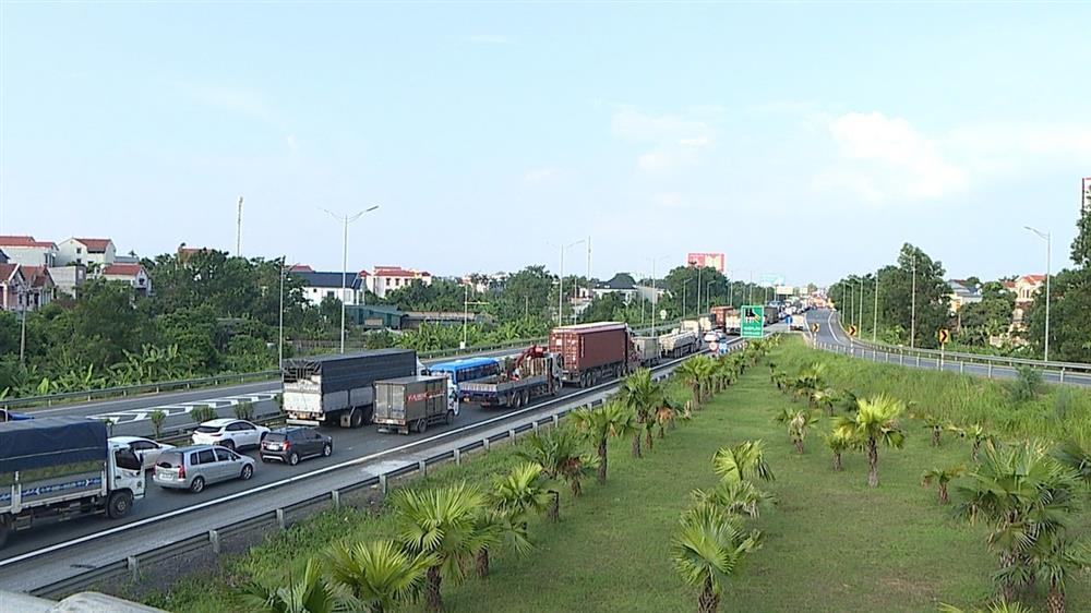 Tai nạn nghiêm trọng trên cao tốc Nội Bài - Lào Cai, xe tải lật chắn ngang đường-2