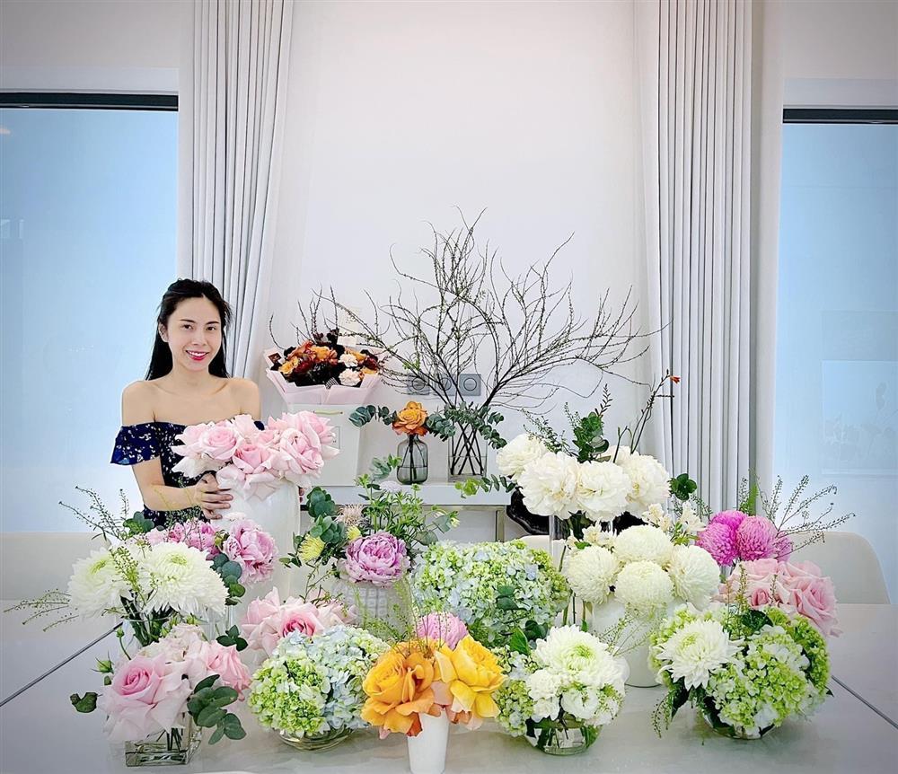 Biệt thự tiền tỷ ngập tràn hoa tươi của vợ chồng Thủy Tiên - Công Vinh-2