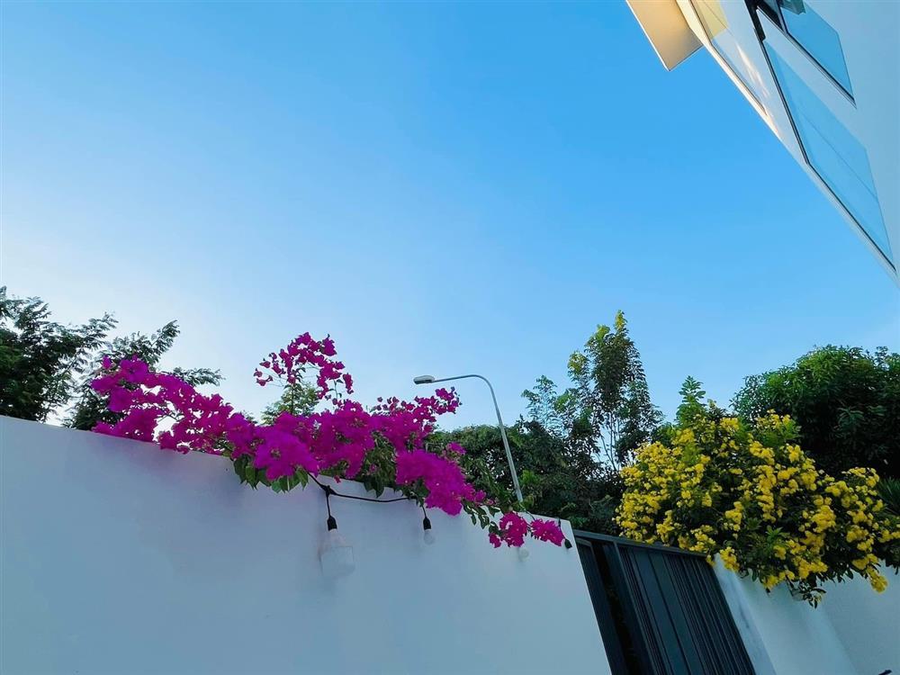 Biệt thự tiền tỷ ngập tràn hoa tươi của vợ chồng Thủy Tiên - Công Vinh-7
