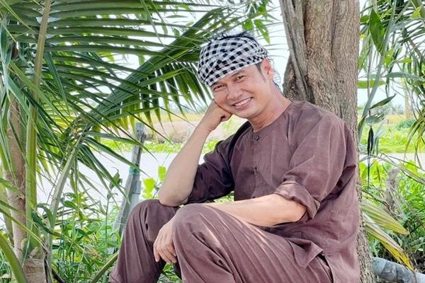Bỏ phố về quê, Tiết Cương cầm cuốc, làm vườn như nông dân