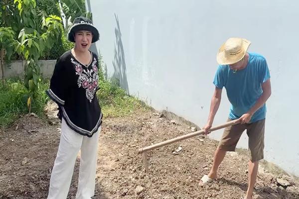 Bỏ phố về quê, Tiết Cương cầm cuốc, làm vườn như nông dân