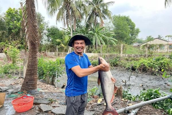 Bỏ phố về quê, Tiết Cương cầm cuốc, làm vườn như nông dân