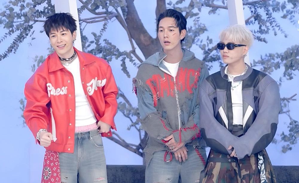 Anh trai say hi: Anh Tú bị bỏng, Isaac sụt gần 5kg, Hieuthuhai cởi áo khoe thân-1