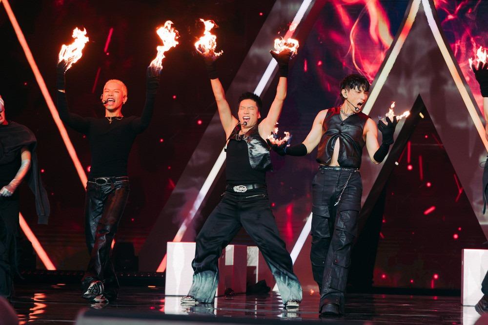 Anh trai say hi: Anh Tú bị bỏng, Isaac sụt gần 5kg, Hieuthuhai cởi áo khoe thân-11