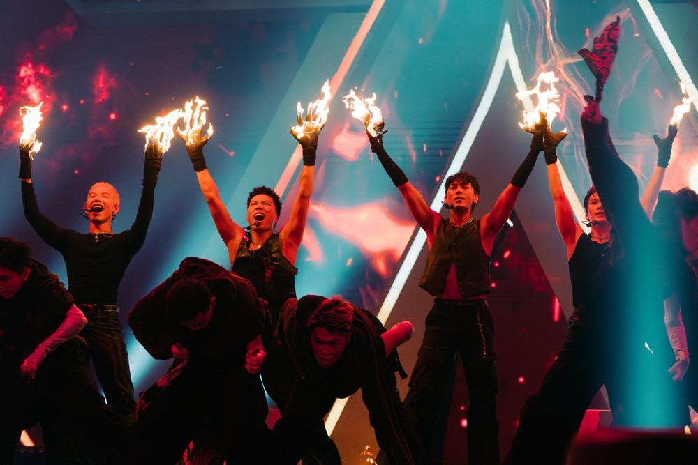 Anh trai say hi: Anh Tú bị bỏng, Isaac sụt gần 5kg, Hieuthuhai cởi áo khoe thân-12