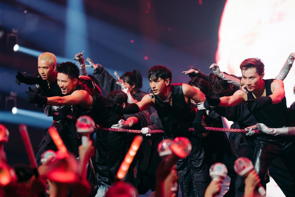 Anh trai say hi: Anh Tú bị bỏng, Isaac sụt gần 5kg, Hieuthuhai cởi áo khoe thân-13