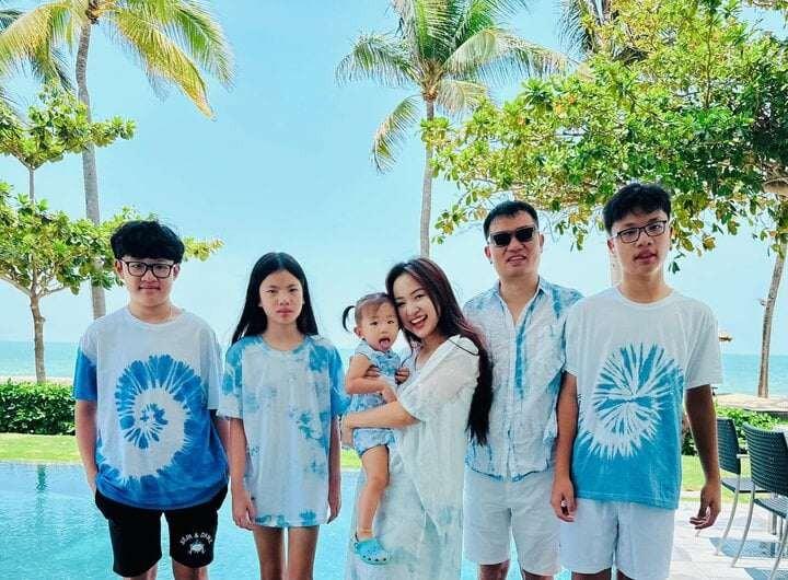 Vân Hugo U40 tái hôn lần 2 trở thành mẹ 4 con, lần đầu lộ ảnh ở nhà chăm con gây bất ngờ-3