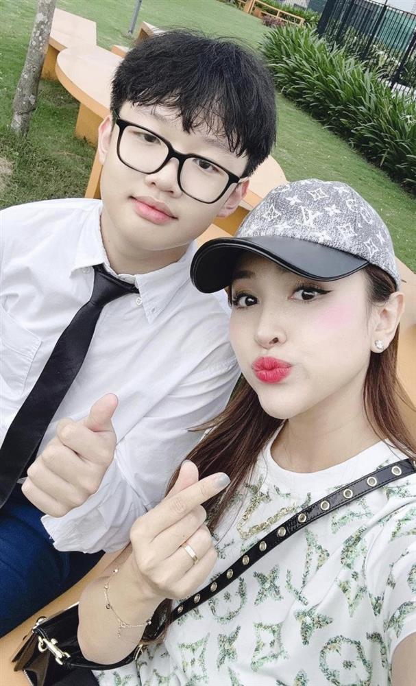 Vân Hugo U40 tái hôn lần 2 trở thành mẹ 4 con, lần đầu lộ ảnh ở nhà chăm con gây bất ngờ-4