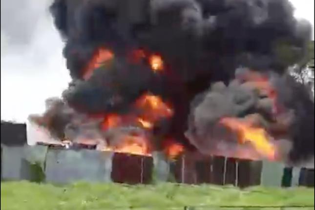 Khói lửa bao trùm xưởng gỗ ở vùng ven TPHCM-2