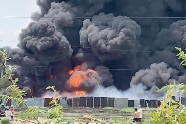 Khói lửa bao trùm xưởng gỗ ở vùng ven TPHCM-4