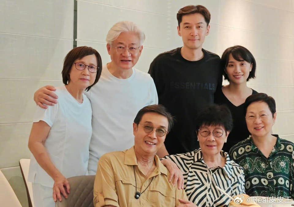 Cuộc sống hôn nhân kín như bưng, vợ Hồ Ca bất ngờ lộ diện công khai cùng chồng-1