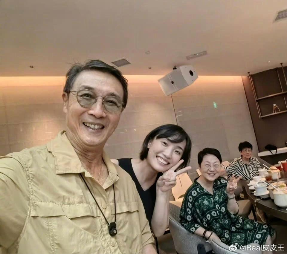 Cuộc sống hôn nhân kín như bưng, vợ Hồ Ca bất ngờ lộ diện công khai cùng chồng-2