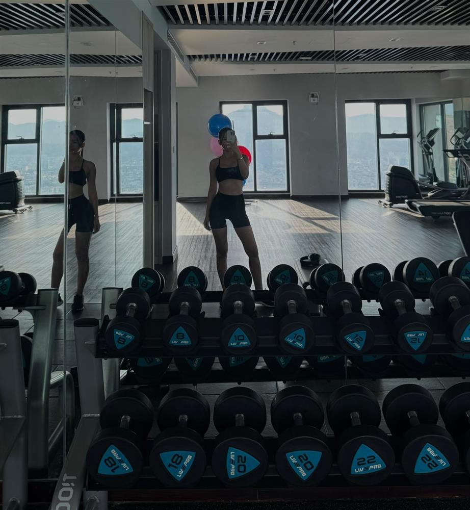 Vợ thủ môn được khen có body nóng bỏng nhất dàn WAGs Việt là ai?-6