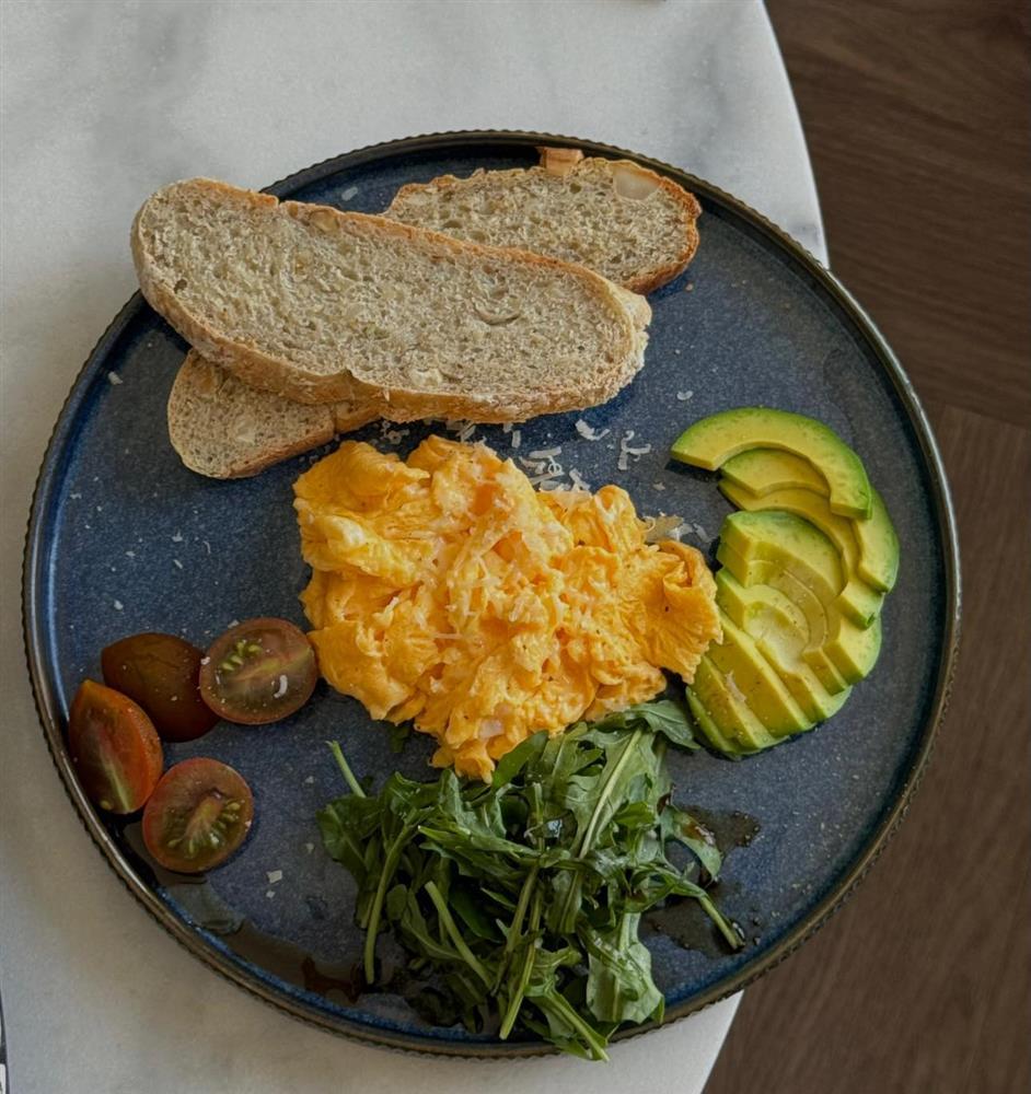 Vợ thủ môn được khen có body nóng bỏng nhất dàn WAGs Việt là ai?-8