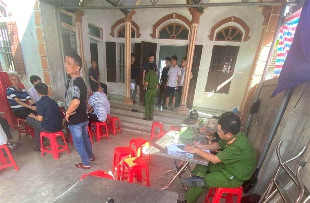 Vợ tử vong, chồng bị thương nặng trong căn nhà khóa trái