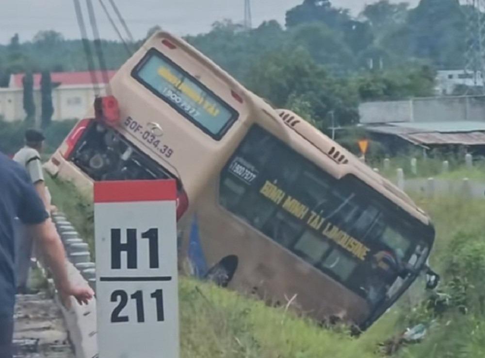Xe khách lao xuống mương nước sau va chạm trên cao tốc Vĩnh Hảo - Phan Thiết-1