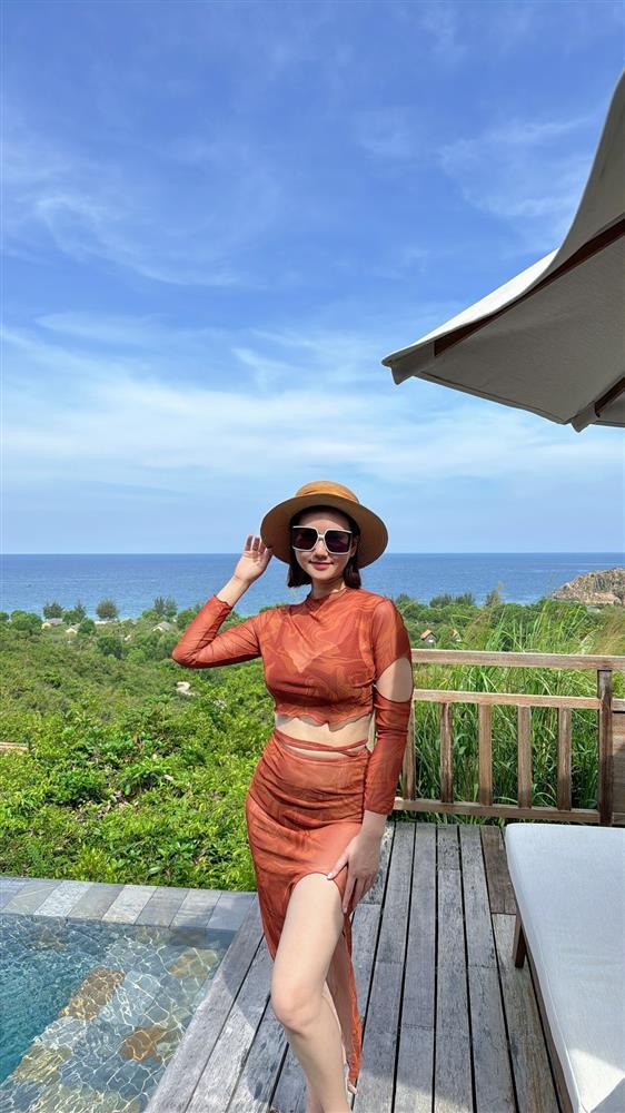 Diễn viên Hương Giang khoe dáng chuẩn bên bể bơi, thông báo tin vui-2