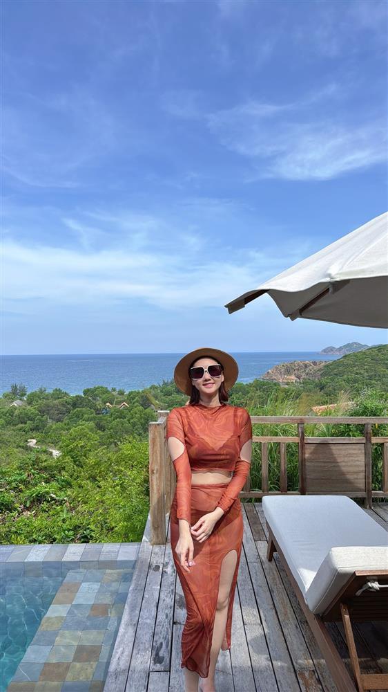 Diễn viên Hương Giang khoe dáng chuẩn bên bể bơi, thông báo tin vui-3