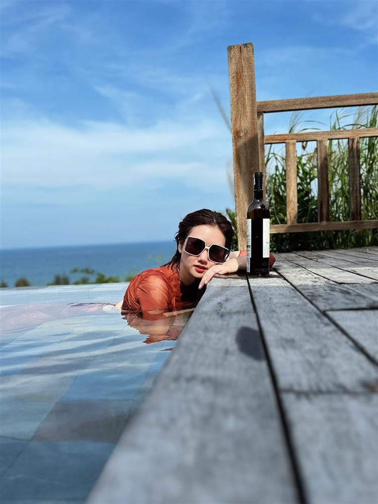 Diễn viên Hương Giang khoe dáng chuẩn bên bể bơi, thông báo tin vui-4