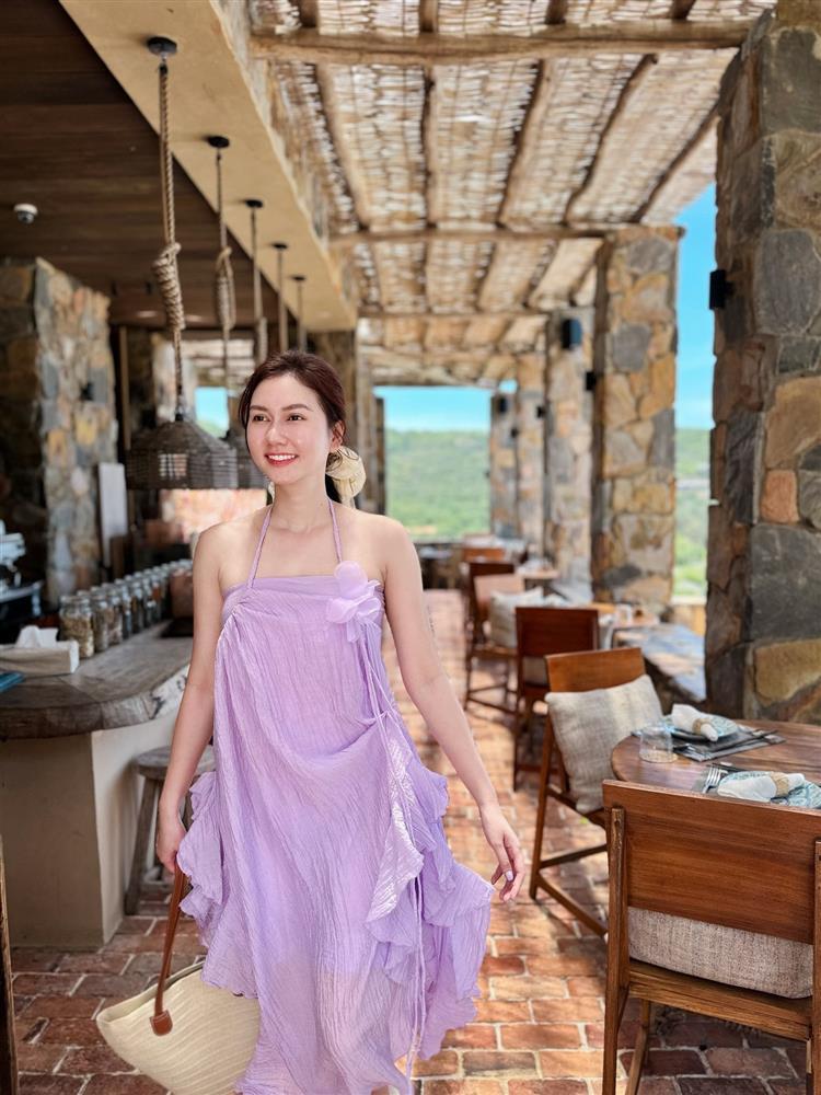 Diễn viên Hương Giang khoe dáng chuẩn bên bể bơi, thông báo tin vui-5