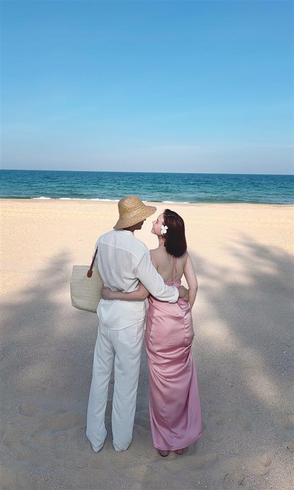 Diễn viên Hương Giang khoe dáng chuẩn bên bể bơi, thông báo tin vui-8