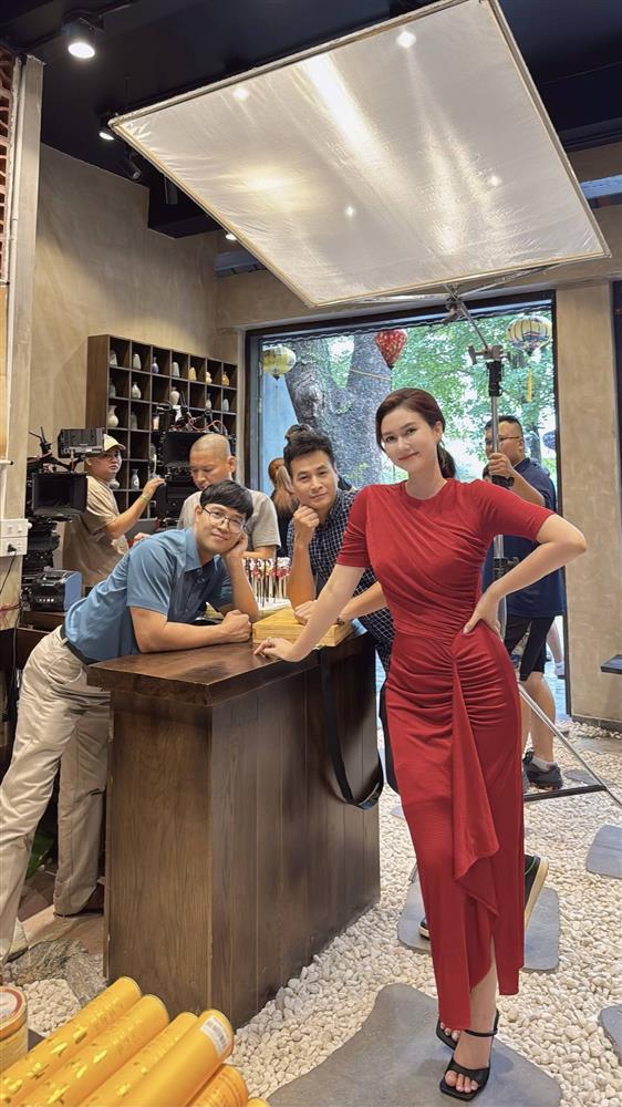 Diễn viên Hương Giang khoe dáng chuẩn bên bể bơi, thông báo tin vui-9