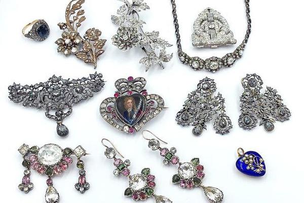 Dọn tủ bà nội, cháu tìm thấy kho báu vô giá khiến thế hệ 7x nghẹn ngào-5