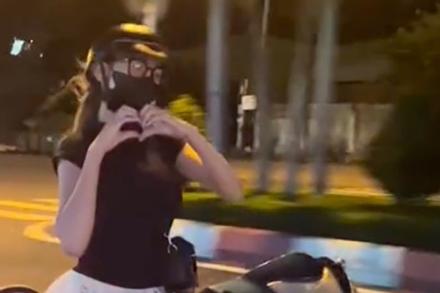 Cô gái buông hai tay 'diễn xiếc', tạo hình trái tim khi lái xe trên đường phố
