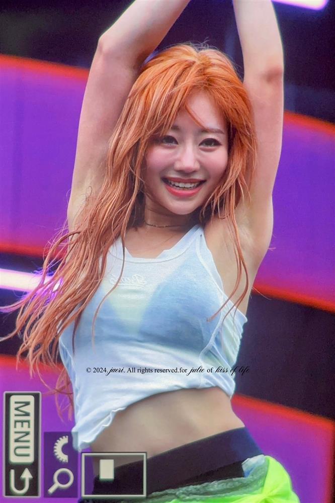 Lễ hội nhạc nước: Ca sĩ nữ mặc xuyên thấu, quần ngắn biểu diễn-12