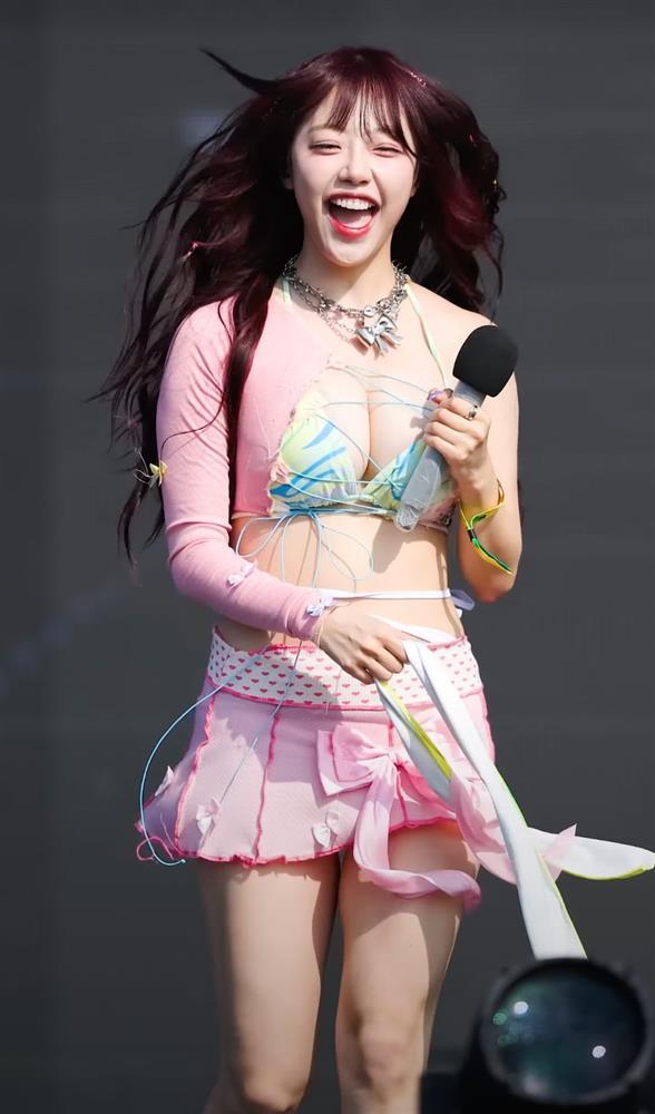 Lễ hội nhạc nước: Ca sĩ nữ mặc xuyên thấu, quần ngắn biểu diễn-15