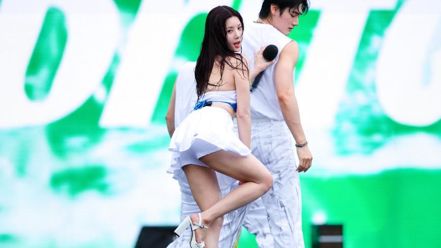 Lễ hội nhạc nước: Ca sĩ nữ mặc xuyên thấu, quần ngắn biểu diễn-3